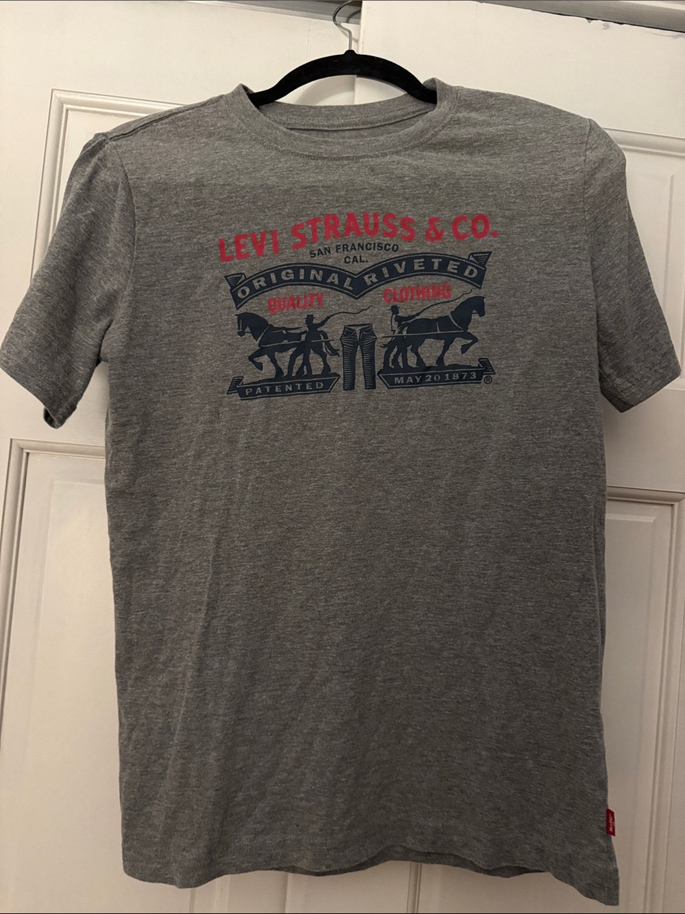 Levi's Gray Short-Sleeve Graphic Tee with Red & Navy Logo
